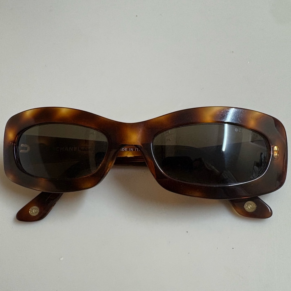 CHANEL Tortoiseshell Brown Rectangular Sunglasses with Dark Lenses